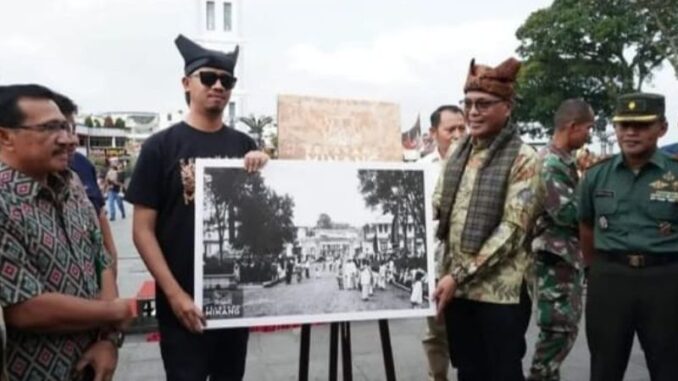 Wako Erman Safar bersama Dirut LKBN ANTARA, membuka pameran foto selayang Minang