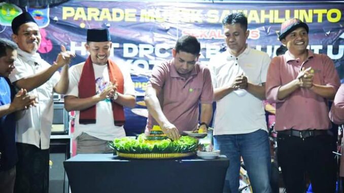 Wali Kota Sawahlunto H. Deri Asta Potong Tumpeng HUT DPC IKB Alumni Universitas Bung Hatta ke-2