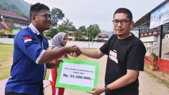 Wali Kota Sawahlunto H. Deri Asta serahkan Penghargaan Secara Simbolis kepada Pelatih