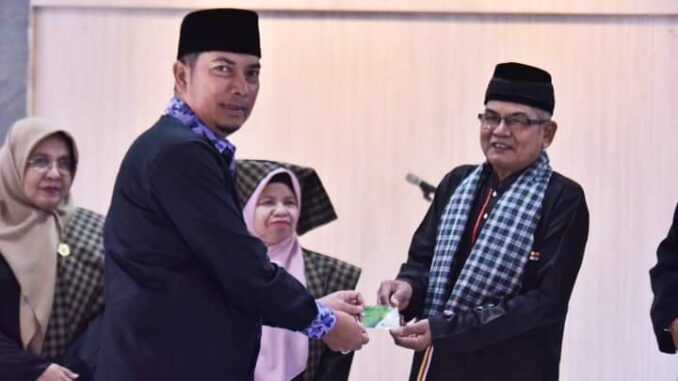 Wali Kota Sawahlunto H. Deri Asta serahkan secara sombolis Kartu Kepesertaan BPJS Ketenagakerjaan