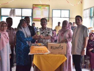 Wali Kota dan Kepala DKP3 Kota Sawahlunto setelah menyerahkan Bantuan Saprodi kepada Kelompok Tani Jagung
