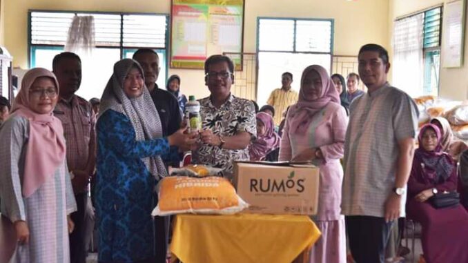 Wali Kota dan Kepala DKP3 Kota Sawahlunto setelah menyerahkan Bantuan Saprodi kepada Kelompok Tani Jagung