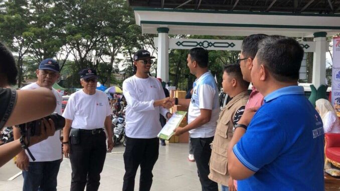 Walikota Erman Safar serahkan Piagam Penghargaan dari PMI kepada Kalapas Bukittinggi.