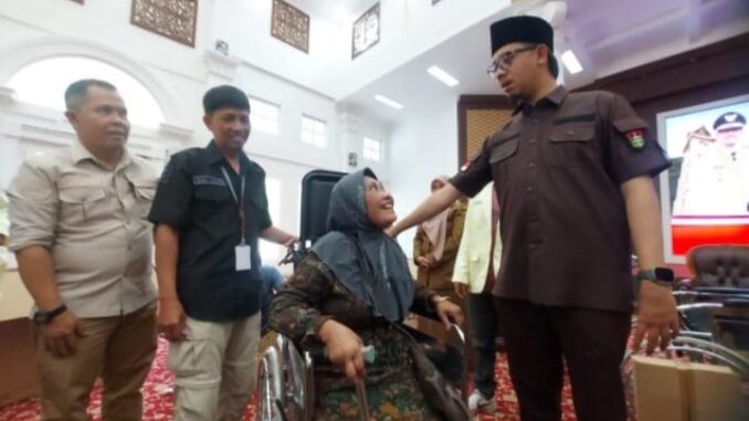 24 Lansia Terima Bantuan Kursi Roda Dari Pemko Bukittinggi.