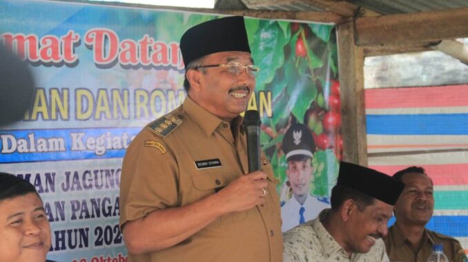Benny Utama serahkan bantuan bibit jagung dan kopi untuk petani.