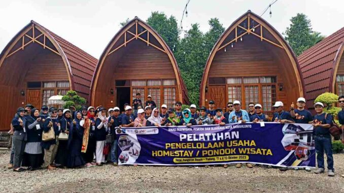 Foto bersama Owner Homestay Kayu Manih dan Peserta Pelatihan