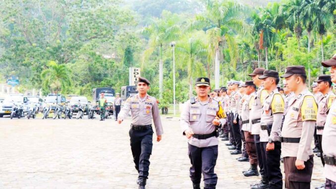 Kapolres Sawahlunto, AKBP Purwanto Hari Subekti, S.Sos Pimpin Apel Gelar Pasukan Operasi Mantap Brata Singgalang Tahun 2023-2024.