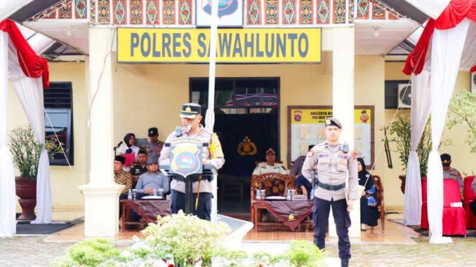 Kapolres Sawahlunto AKBP Purwanto Hari Subekti, S.Sos membacakan Amanat Kapolri.