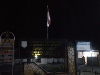 Kepala Desa Gunung Berkat Kecamatan Bandar Pulau di Duga Tidak Peduli Atas Bendera Merah Putih Berkibar Sampai Malam Hari
