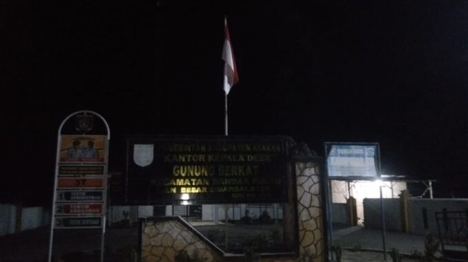 Kepala Desa Gunung Berkat Kecamatan Bandar Pulau di Duga Tidak Peduli Atas Bendera Merah Putih Berkibar Sampai Malam Hari
