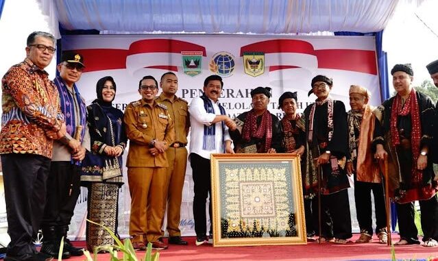 Menteri ATR/BPN Hadi Tjahjono didampingi oleh Wakil Gubernur Sumbar Audy Joinaldy dan Bupati Eka Putra menyerahkan Sertefikat tanah ulajat kepada ketua KAN Sungayang