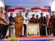 Menteri ATR/BPN Hadi Tjahjono didampingi oleh Wakil Gubernur Sumbar Audy Joinaldy dan Bupati Eka Putra menyerahkan Sertefikat tanah ulajat kepada ketua KAN Sungayang