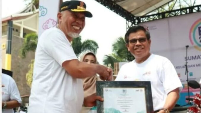 Pemko Bukittinggi Terima Penghargaan Dari OJK Sebagai Kota Yang Terbaik di Sumbar dalam Akses Keuangan.