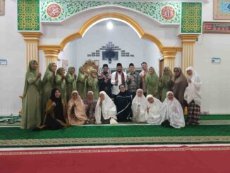 Pengurus Masjid Jamik Nurul Iman bersama Leonardy Harmainy