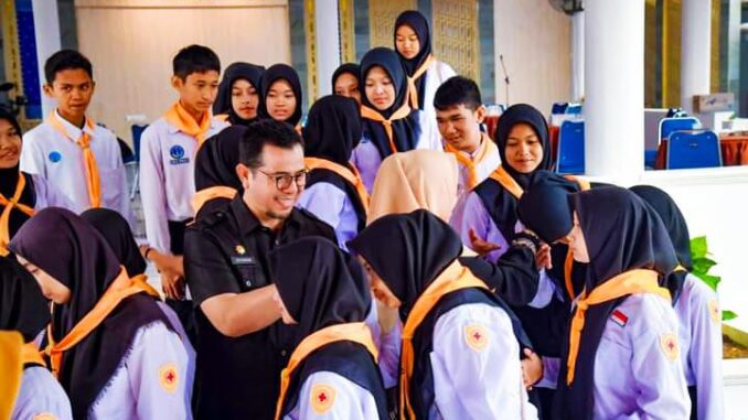 Pj Wali Kota Sawahlunto, Dr. Zefnihan, AP., M.Si saat melepas 24 Orang PMR Wira SMAN 1 Sawahlunto