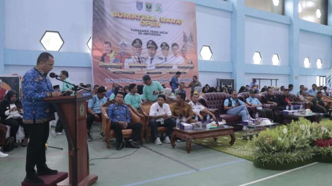Pj Walikota Jasman Rizal saat pembukaan Sumatera Barat Open Turnamen Tenis Meja se-Indonesia.