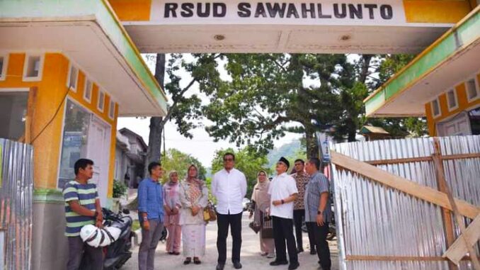 Pj. Wali Kota Sawahlunto Dr. Zefnihan, A.P., M.Si bersama Anggota DPR RI Komisi IX Tinjau Pembangunan Gedung Baru IGD dan Radiologi