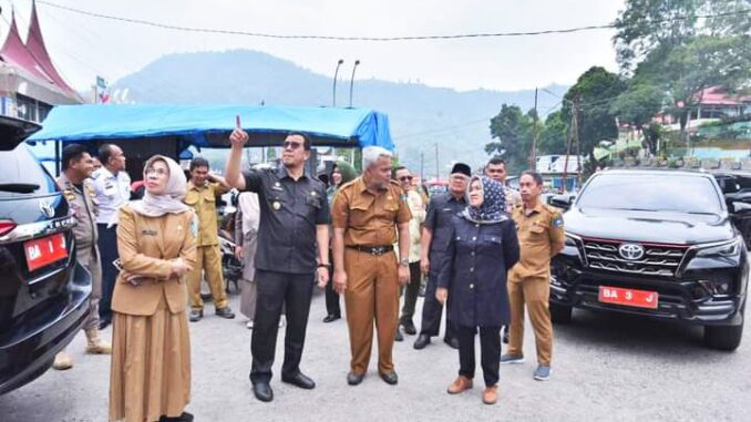 Sekda Dr.dr.Hj.Ambun Kadri, MKN, Pj Wali Kota Dr. Zefnihan, AP., M.Si, Kadis KOPERINDAG Tatang Sumarna, SE, Ketua DPRD Eka Wahyu, SE dan, Kadis PUPR Maizir, ST