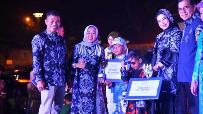 Wakil Wali Kota Ismed, SH, Ketua DPRD Eka Wahyu, SE, Ketua Dekranasda Sawahlunto Ny. dr. Erly Wirdayani, SpA, M.Biomed dan Pj Wali Kota Sawahlunto Dr. Zefnihan, AP, M.Si saat penyerahan pemenang