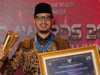 Walikota Erman Safar saat menerima penghargaan dari Kemendagri