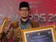 Walikota Erman Safar saat menerima penghargaan dari Kemendagri