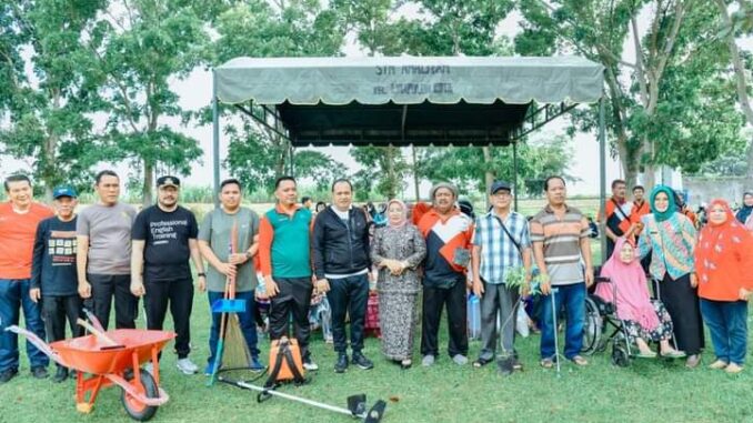 Bupati Batu Bara Ir. H. Zahir, M.AP., Mengikuti Gotong Royong Bersama Masyarakat.