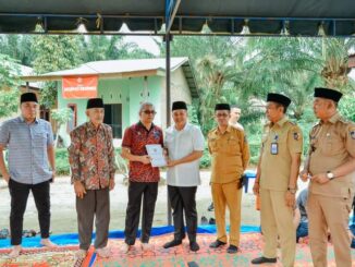 Bupati Batu Bara Ir. H. Zahir, M.AP., melayat ke rumah duka Almarhumah Siti Riam.