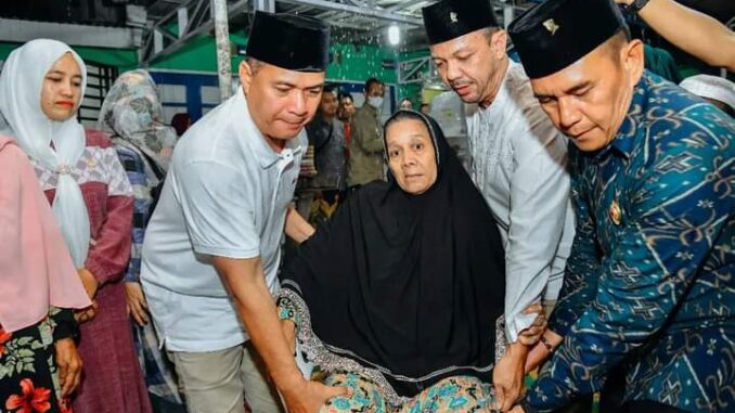 Bupati Batu Bara Ir. H. Zahir, M.AP.,dalam kunjungan ke Desa Mekar Baru.