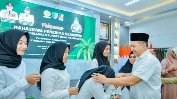 Bupati Batu Bara Resmi Melepaskan 14 Mahasiswai Penerima beasiswa BPDPKS.