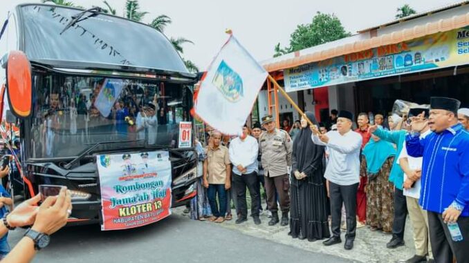 Bupati Ir. H. Zahir, M.AP., melepas jamaah calon haji asal Kabupaten Batu Bara.