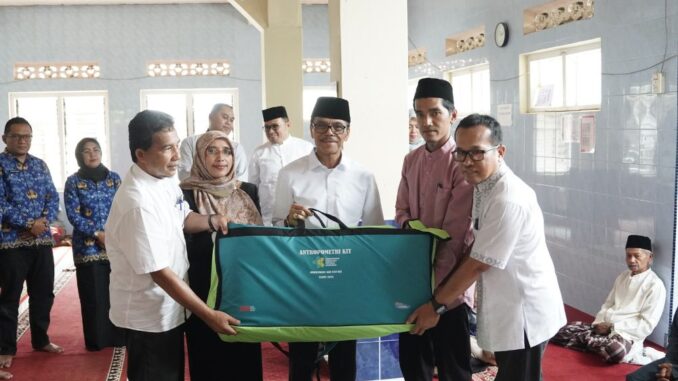 Bupati Safaruddin meninjau jalan Palangkitangan dan serahkan bantuan antropometri.