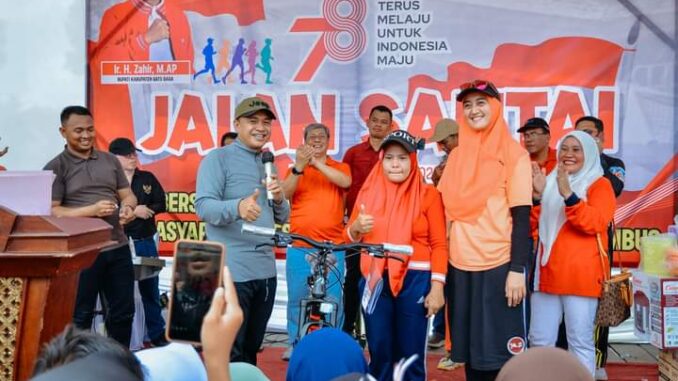 Bupati Zahir bersama Ketua TP PKK Ny. Hj. Maya Indriasari Zahir mengikuti kegiatan jalan santai.