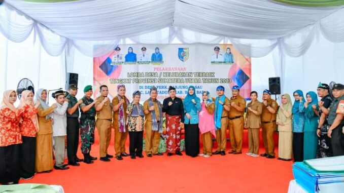 Bupati Zahir saat mengikuti penilaian lomba desa terbaik tingkat Provinsi Sumatera Utara.
