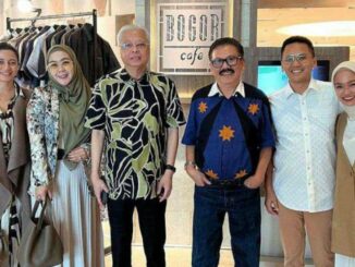 Caleg NasDem DPR RI Dapil II DKI Jakarta Risti Yuni Lestari bersama PM Malaysia ke-9 saat melakukan pertemuan dengan Ketua PWI H. Ilham Bintang dan Audy Antawidjaja. (Dok. Istimewa)