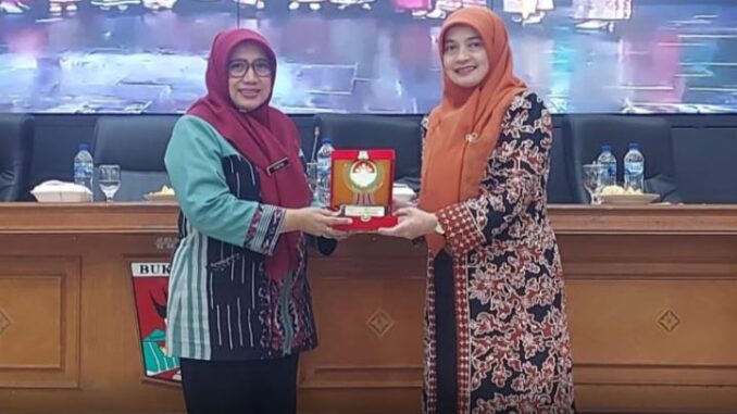 DWP Kota Bukittinggi menerima kunjungan kerja DWP Kabupaten Bandung.