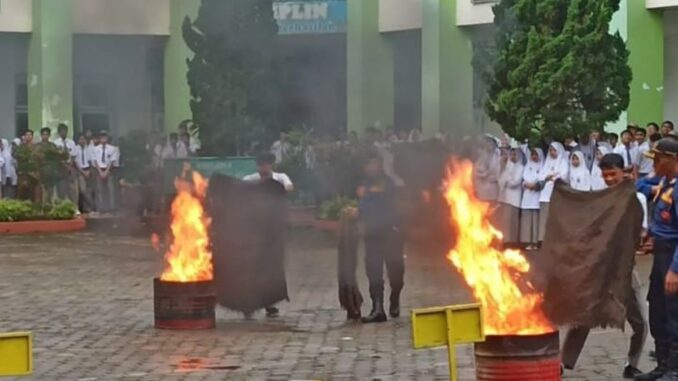 Dinas Pemadam Kebakaran Dan Penyelamatan Bukittinggi memberikan penyuluhan kepada guru dan siswa SMA N 5 Kota Bukittinggi.