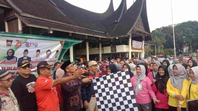 Jalan santai HUT PGRI Ke-78 dan HGN 2023 di Kota Padang.