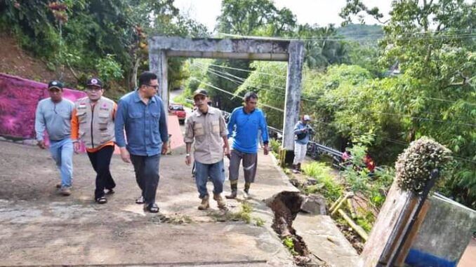 Kepala BPBD, Pj Wali Kota Sawahlunto dan Camat Berangin tinjau Tanah Longsor.