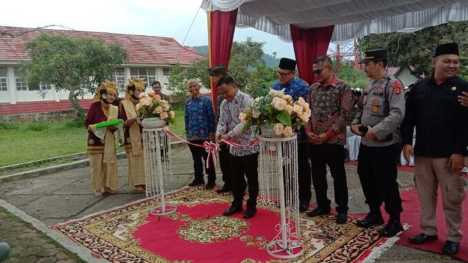 Ketua Bawaslu Provinsi Sumbar mengunti pita Kampung Pengawasan Pemilu Tanah Datar.