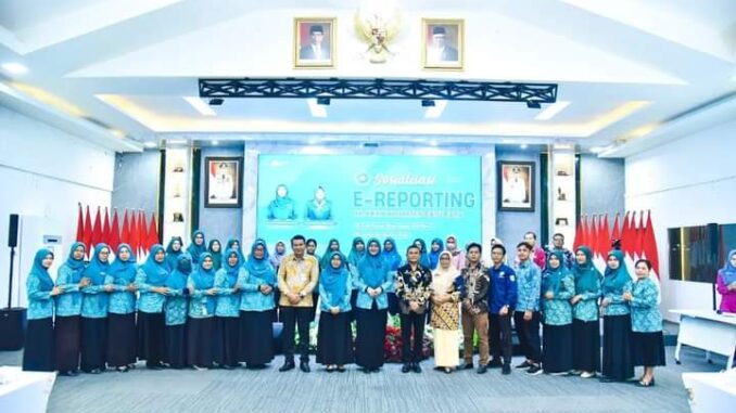 Ketua TP PKK Batu Bara Ny. Hj. Maya Indriasari Zahir, launching sosialisasi aplikasi e-Reporting PKK.