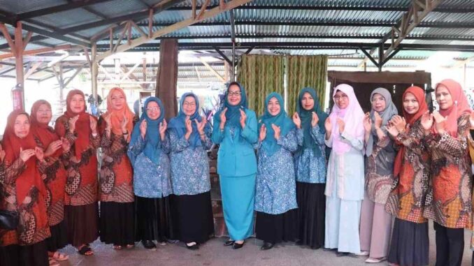 Ketua TP PKK Kota Payakumbuh tinjau kegiatan praktek pengolahan pangan lokal oleh TP PKK Kelurahan Tiakar.