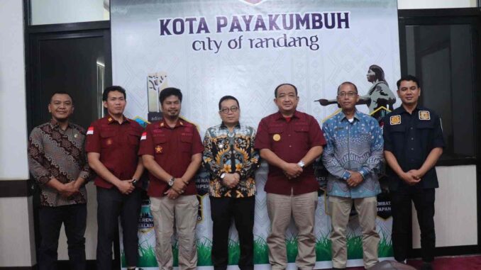 Kunjungan Kepala Imigrasi Kelas II Non TPI Agam diterimaPj Wako di Ruang Kerjanya.