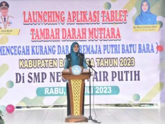 Ny. Hj. Maya Indriasari Zahir, S.E. launching Aplikasi Mutiara di UPT SMP Negeri 1 Air Putih.