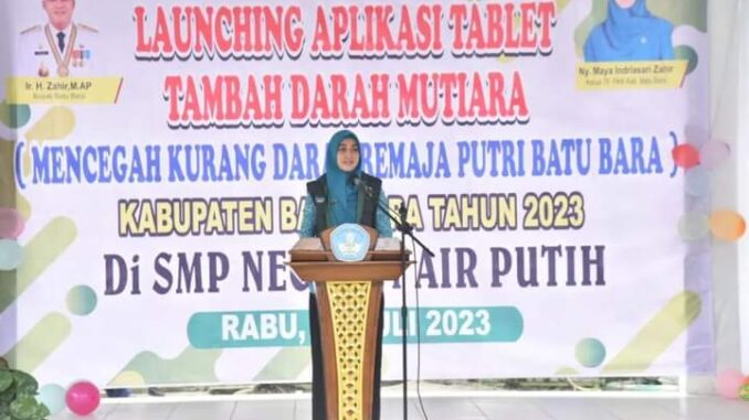 Ny. Hj. Maya Indriasari Zahir, S.E. launching Aplikasi Mutiara di UPT SMP Negeri 1 Air Putih.