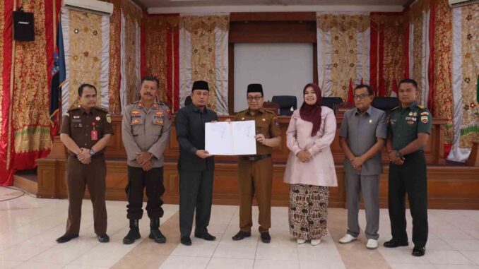 Penandatanganan kesepakatan Ranperda Retribusi Daerah dan Pajak Daerah jadi Perda.