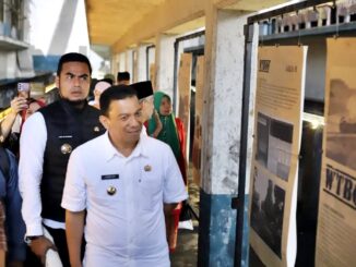 Pj Walikota Sonny Budaya Putra didampingi camat Padang Panjang Barat, Romi Ar Rahman, saat meninjau pameran foto Galanggang Arang Padang Panjang.