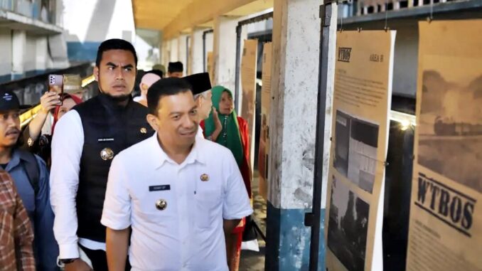 Pj Walikota Sonny Budaya Putra didampingi camat Padang Panjang Barat, Romi Ar Rahman, saat meninjau pameran foto Galanggang Arang Padang Panjang.