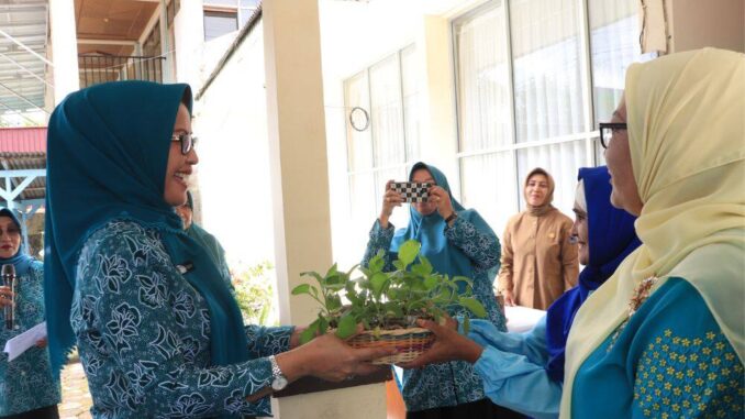 Pj. Ketua TP PKK Kota Payakumbuh serahkan bantuan bibit tanaman kepada kelompok dasa wisma percontohan se-Kota Payakumbuh