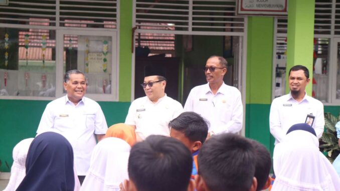 Pj.Wako Payakumbuh kunjungi sekolah masa kecilnya.