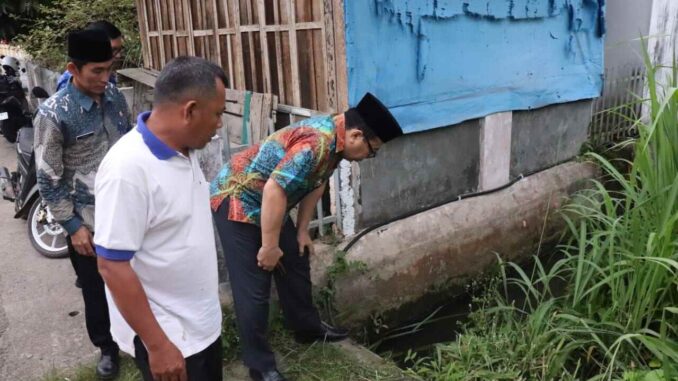 Pj.Walikota Payakumbuh tinjau saluran pembuangan air bermasalah di Kelurahan Padang Tiakar.